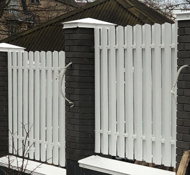 Белый евроштакетник RAL 9003, забор из евроштакетника в английском стиле