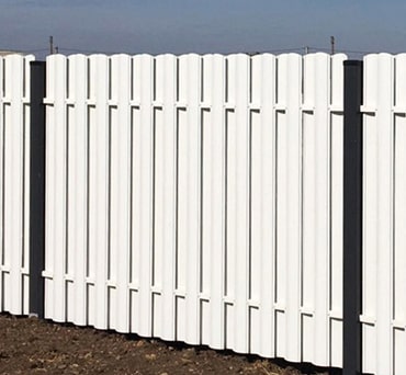 Забор из белого штакетника RAL-9003 в английском стиле
